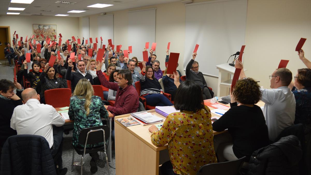 Imagen de archivo de una votación durante una de las últimas reuniones presenciales del comité provincial del PSPV.