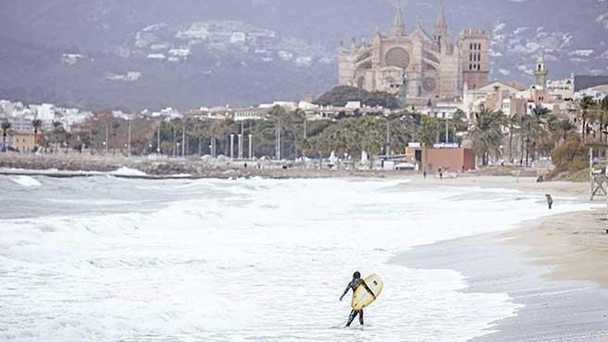 La bahía de Palma azotada por el viento ayer por la tarde.