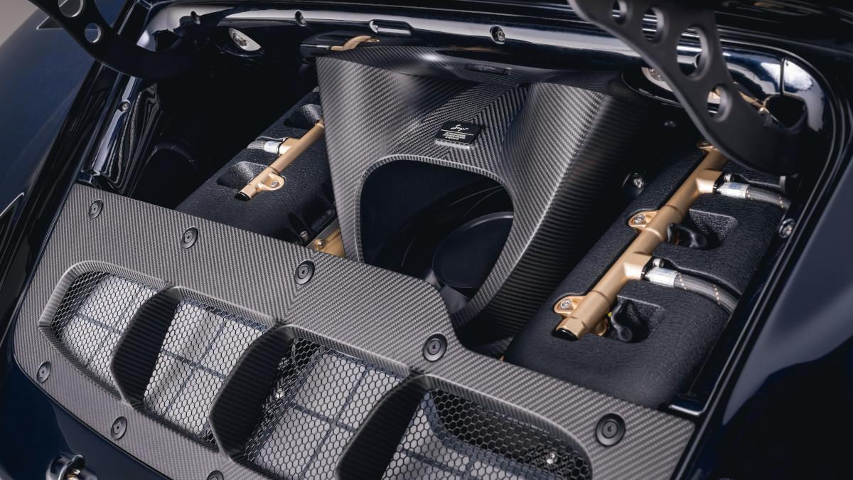 Bajo la cubierta trasera, el 3.8 bóxer biturbo supera los 700 CV y gira hasta más de 9.000 rpm.