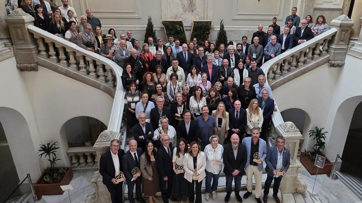 Vendedores de toda España y galardonados, con Catalá al acabar el acto de clausura