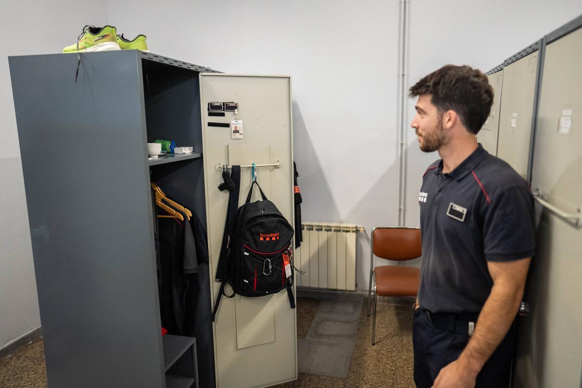 Lloret de Mar, 18/11/2025. SOCIEDAD. Vestuarios inclusivos en el parque de Bomberos de Lloret, uno de los tres parques que ya cuentan con este nuevo modelo de espacios adaptados. Foto: Zowy Voeten / El Periódico.