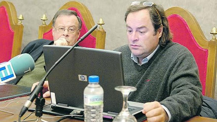 Fernández Tresguerres, director del ciclo, y el arqueólogo Rogelio Estrada, ayer, en el RIDEA.