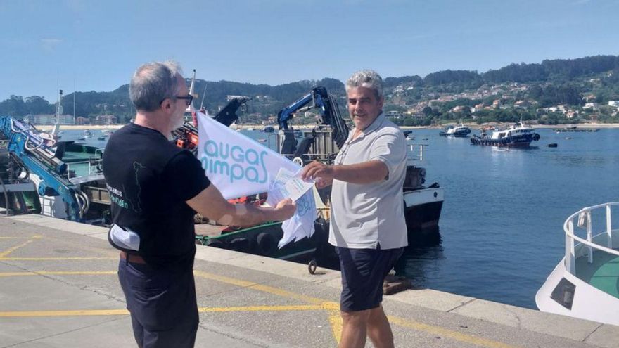 Campaña de verano de Augas Limpas. La plataforma Augas Limpas de Aldán-O Hío presentó ayer su campaña de verano en el muelle de la parroquia con la entrega de «gallardetes» que lucirán las embarcaciones como símbolo de esta campaña. Pondrá énfasis en las actitudes cívicas que deben prevalecer en los visitantes a las playas.