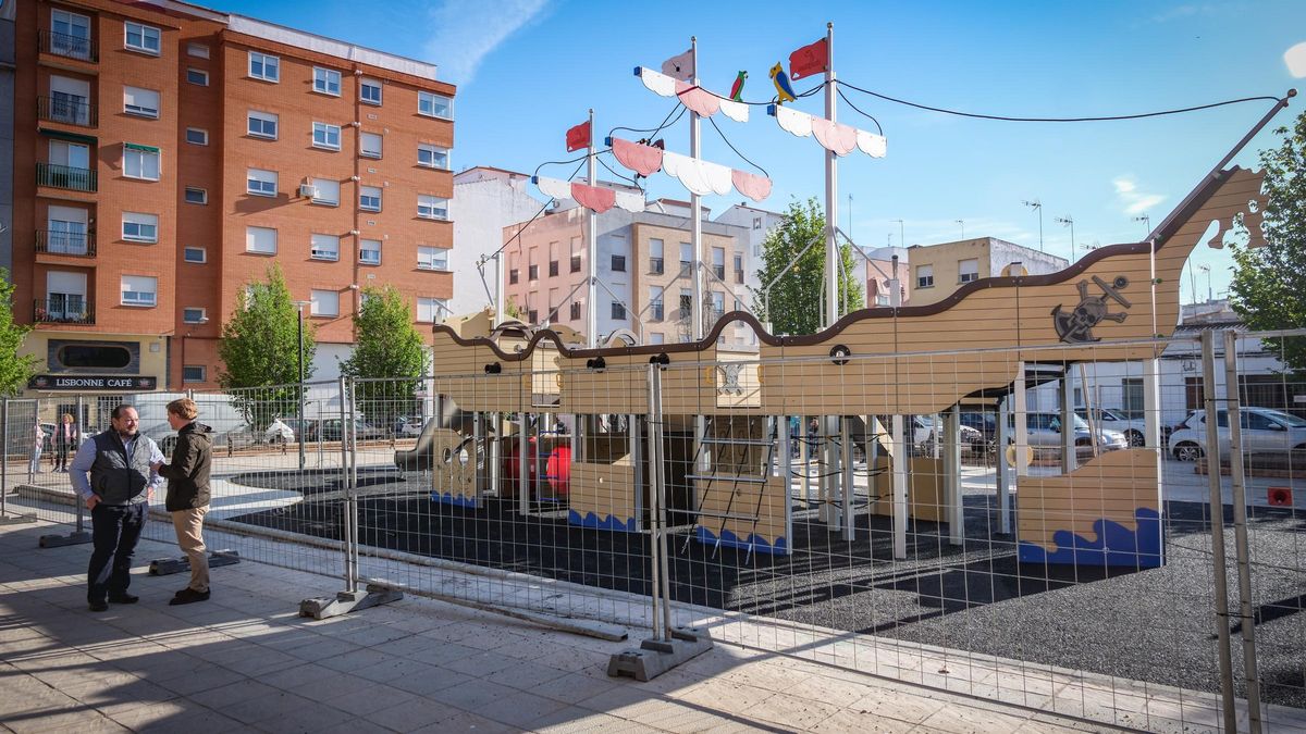 El alcalde y el concejal de Parques y Jardines, ayer, junto al galeón pirata de Teresa Istúriz.