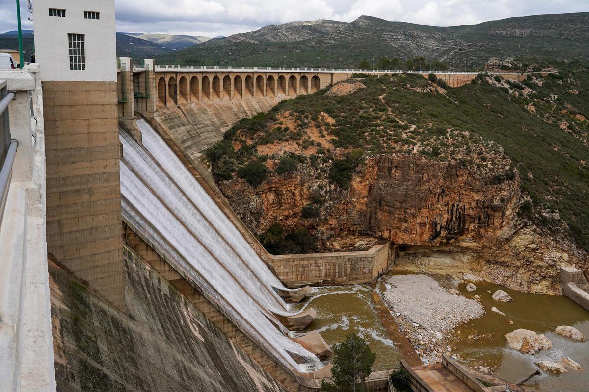 El embalse de Forata, en la cuenca del Júcar, está lleno en casi tres cuartas partes. Estamos en un momento ideal, con reservas suficientes, que permite plantear un nuevo esquema que garantice la seguridad hídrica atendiendo a los propios efectos del cambio climático en las precipitaciones.