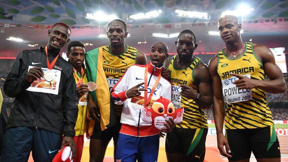 Mo Farah y Hagos Gebrhiwet, con miembros del relevo 4x100 metros de Jamaica