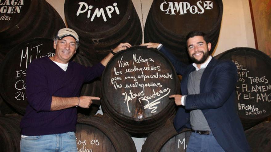 Chico Banderas y Pablo González apuntan al barril que firmó Antonio Banderas en El Pimpi.