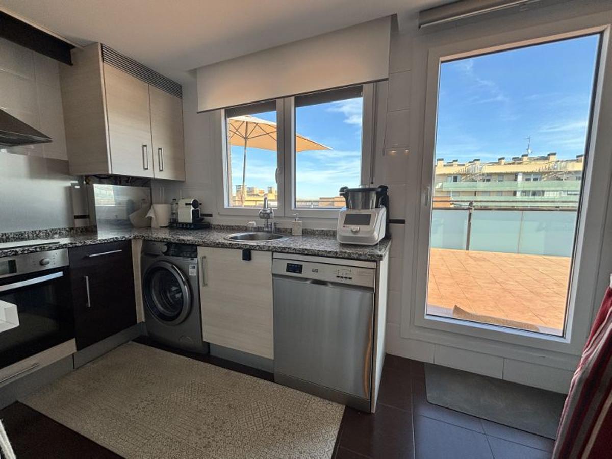 Cocina y terraza de venta de ático con piscina y terraza en Cuarte de Huerva Población