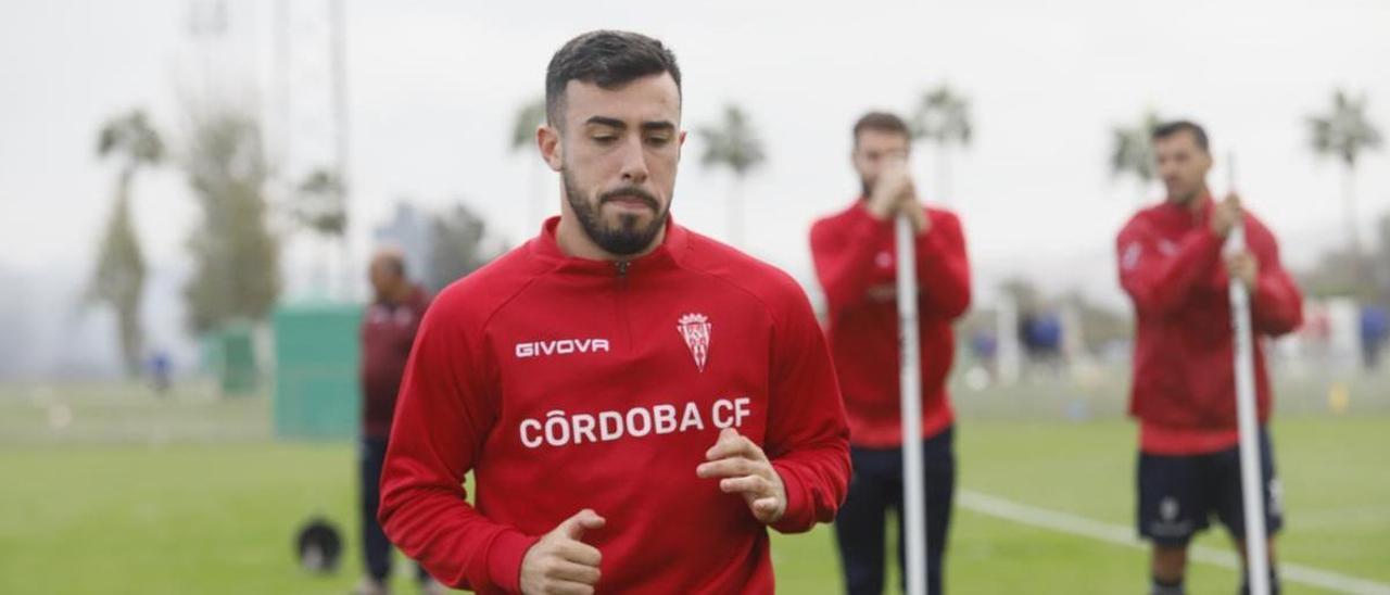 Carlos Puga, durante un entrenamiento del Córdoba CF en la Ciudad Deportiva, esta temporada.