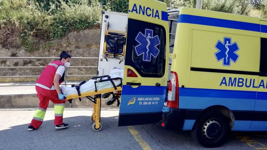 Traslado de un paciente en una ambulancia de la empresa valenciana Civera. | // RAFA VÁZQUEZ