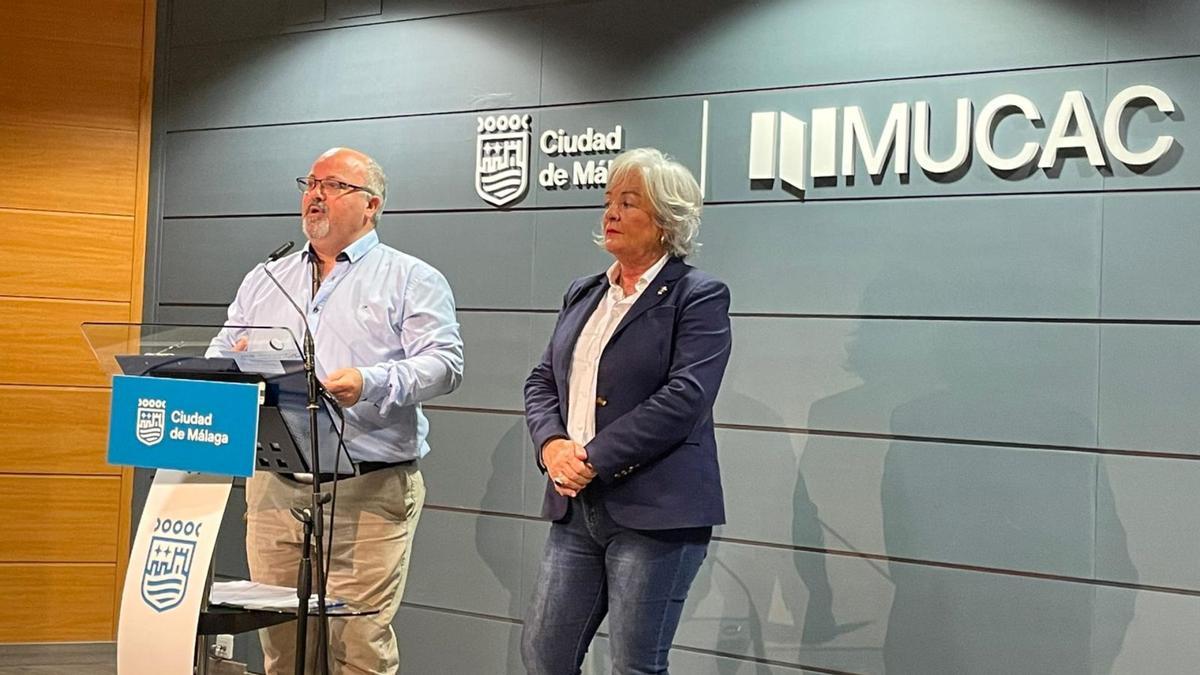 La concejala delegada de Servicios Operativos, Playas y Fiestas, Teresa Porras, acompañada por el presidente de la Federación de Pandas de Verdiales, José María Cuenca