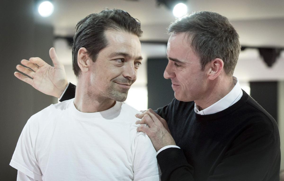 A la izquierda, y de blanco, el diseñador belga Pieter Mulier, junto al también belga Raf Simons, en una foto de archivo de 2015.