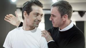 Paris (France), 06/03/2015.- Belgian designer Raf Simons (R) and his assistant Pieter Mulier (L) acknowledges the public after his show for the Fall/Winter 2015/16 Dior fashion house Ready to Wear collection during the Paris Fashion Week, in Paris, France, 06 March 2015. The presentation of the Womens collections runs from 03 to 11 March. (Moda, Francia) EFE/EPA/ETIENNE LAURENT. Raf Simons. Pieter Mulier. Moda. diseñadores