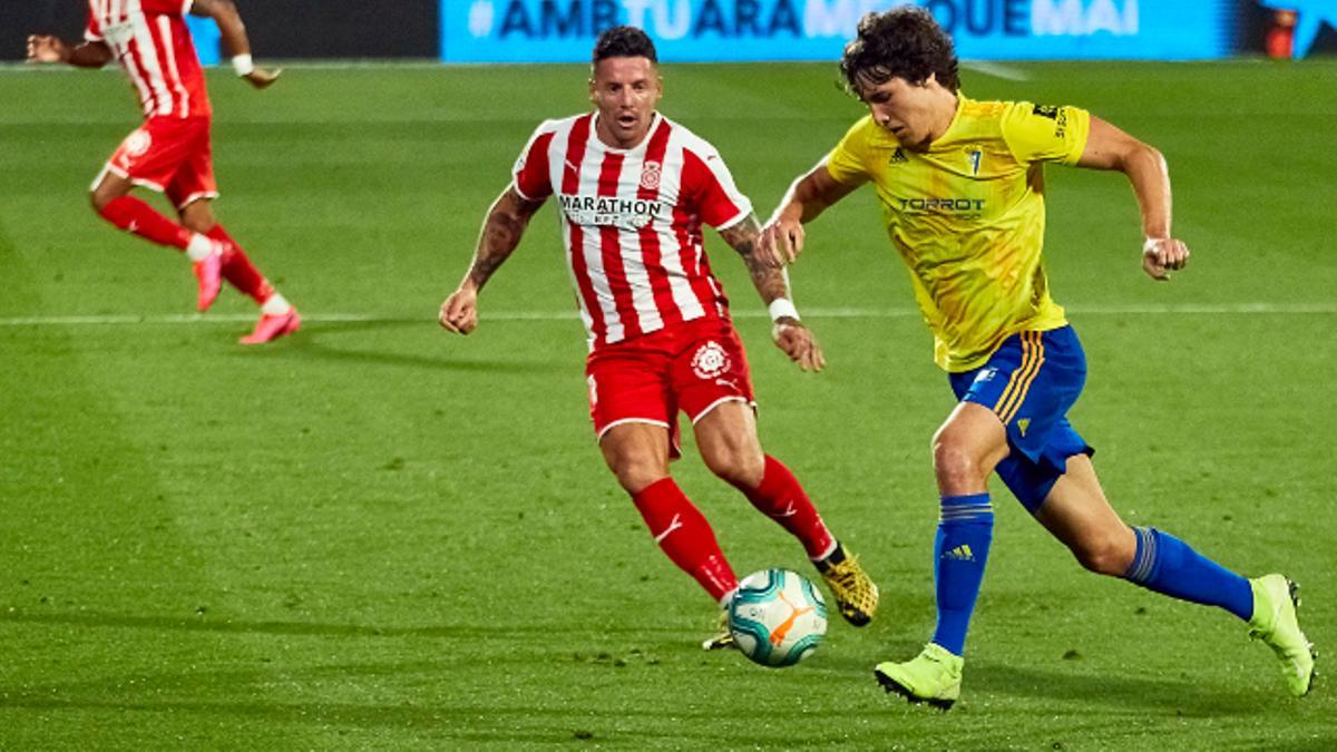 Marc Baró conduce el balón durante un partido con el Cádiz.