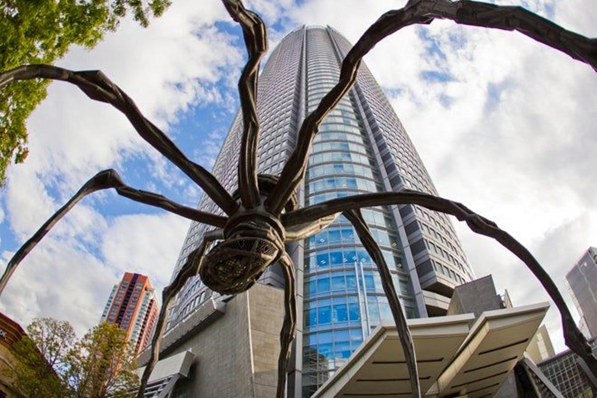 Escultura de una araña gigante frente a la Torre Mori en el distrito Roppongi Hills de Tokio.