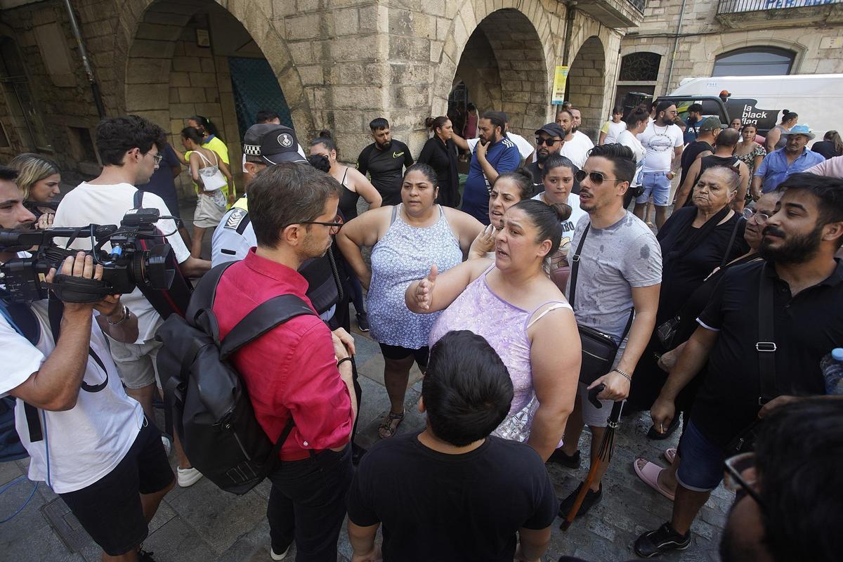 Les imatges de la protesta dels familiars i veïns de les víctimes del crim de la Font de la Pólvora