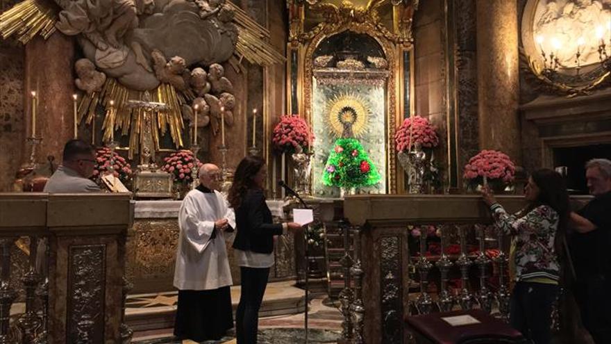 Arte y plástico reciclado para el manto de la Virgen