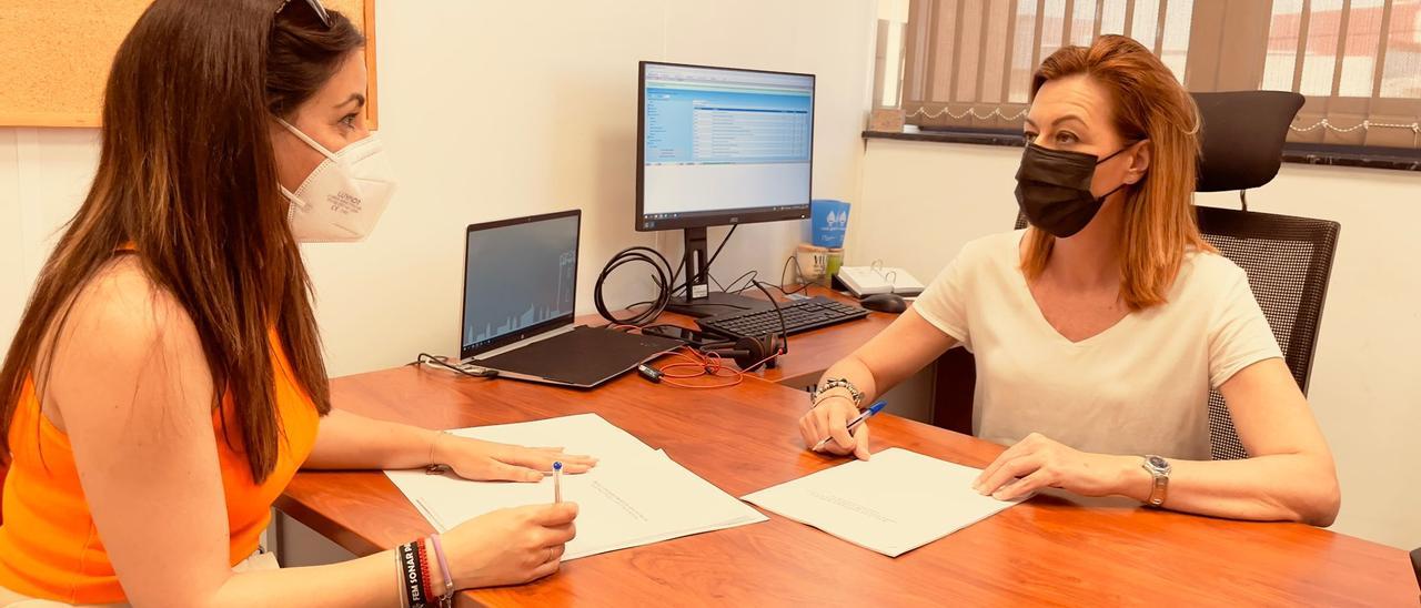 La teniente de alcalde, Núria Campos, y la concejala de Igualdad, Isabel Segura, durante la reunión de la nueva ordenanza.