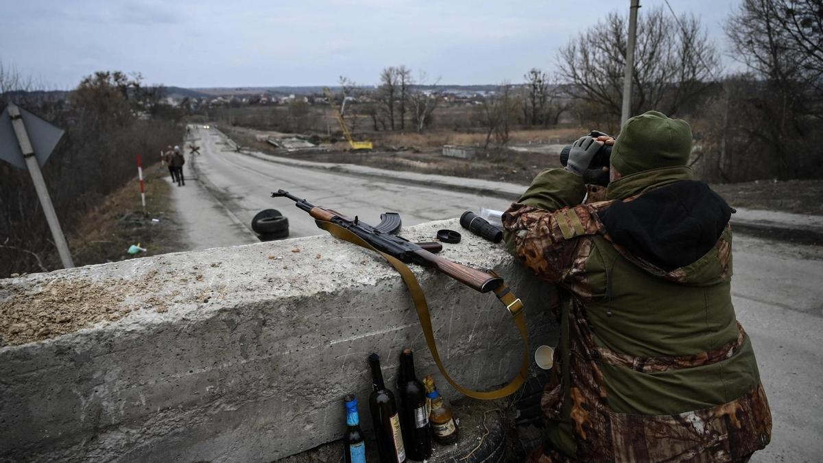 Un soldat ucraïnès inspecciona el terreny amb uns prismàtics