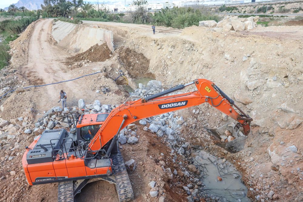 Obras de reparación de la CHS de la mota del río que cedió en Almoradí durante la DANA. Muchas de las zonas afectadas por el paso del agua siguen arrasadas