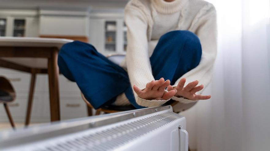 Papel de horno sobre el radiador: la práctica que más gente hace dentro de casa en otoño