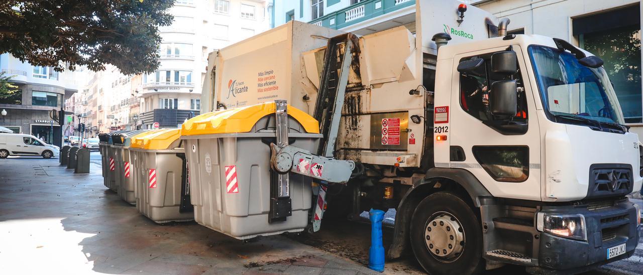 Un camión recoge envases de un contenedor amarillo