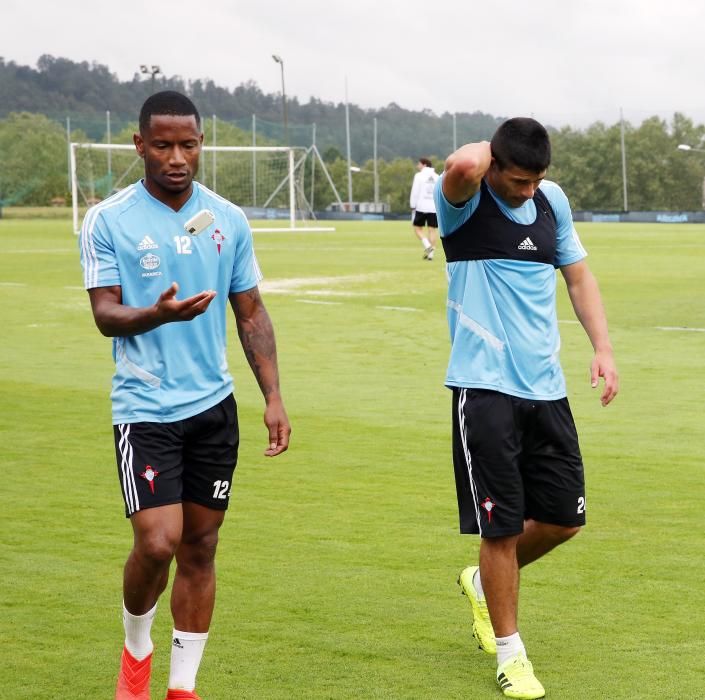 La afición disfruta del entrenamiento del Celta en el Día de Galicia