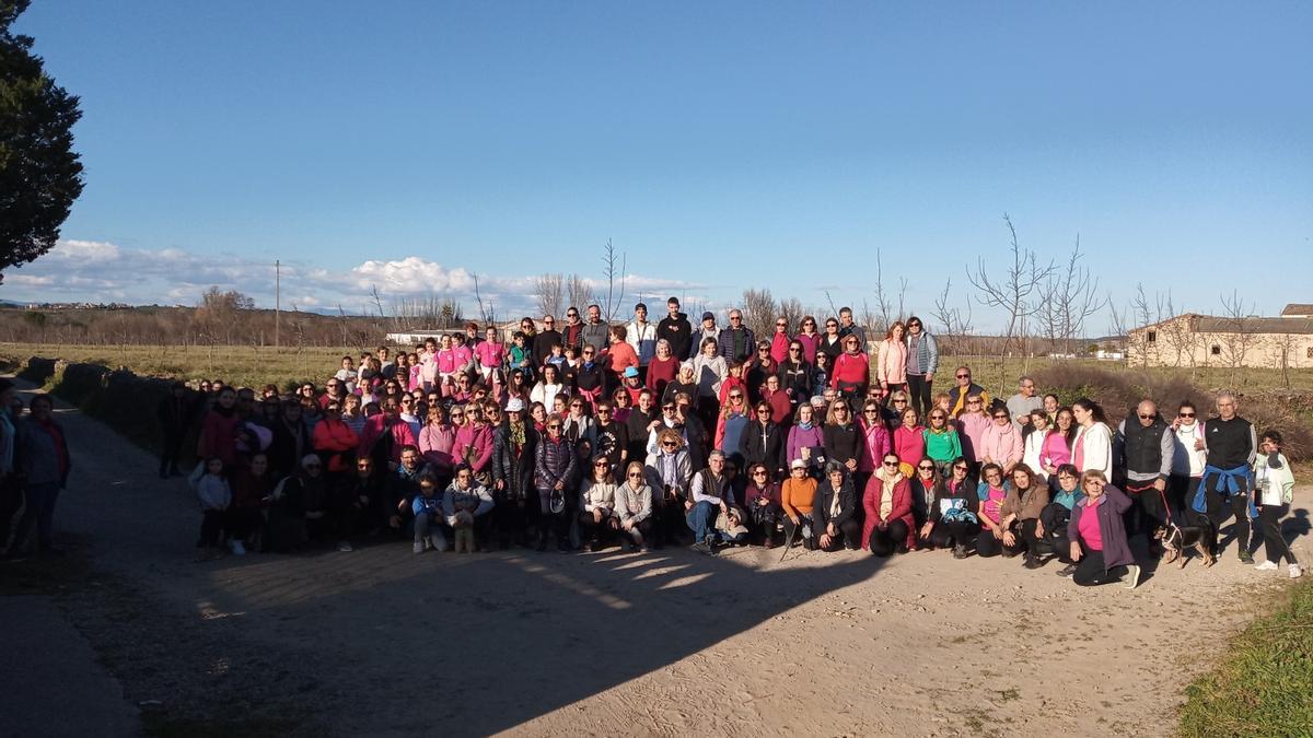 Adultos y niños que participaron en uno de los paseos saludables celebrados, recientemente.