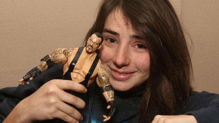 La joven Laura Castillo posa con una figura de su ídolo: El Enterrador.