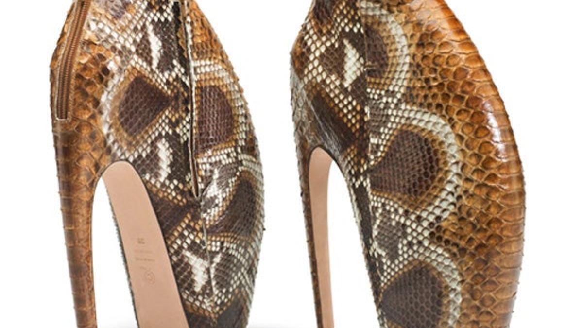 Los zapatos 'armadillo' de McQueen son solidarios