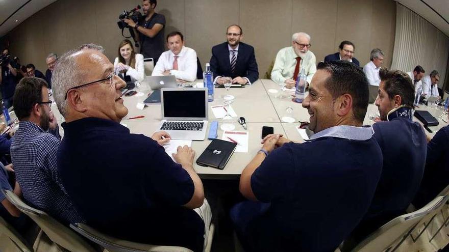 Un momento de la reunión de ayer en Madrid de los sindicatos de estibadores y la patronal. // Javier Lizón