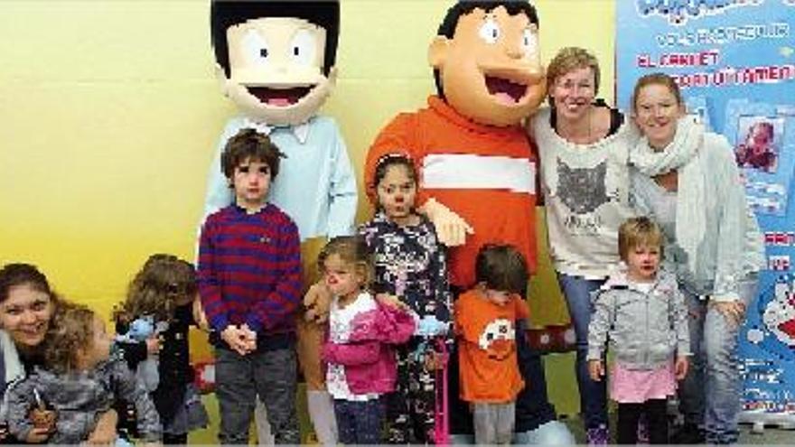 Infants, mestres i pares de Little Nursery van a la Festa dels Súpers