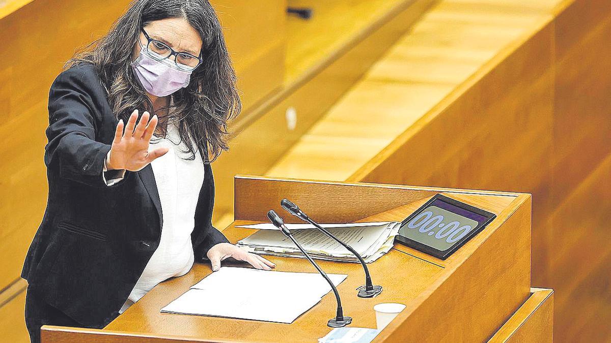 La vicepresidenta del Consell, Mónica Oltra, hace un gesto a la oposición durante su comparecencia en Las Corts Valencianes.