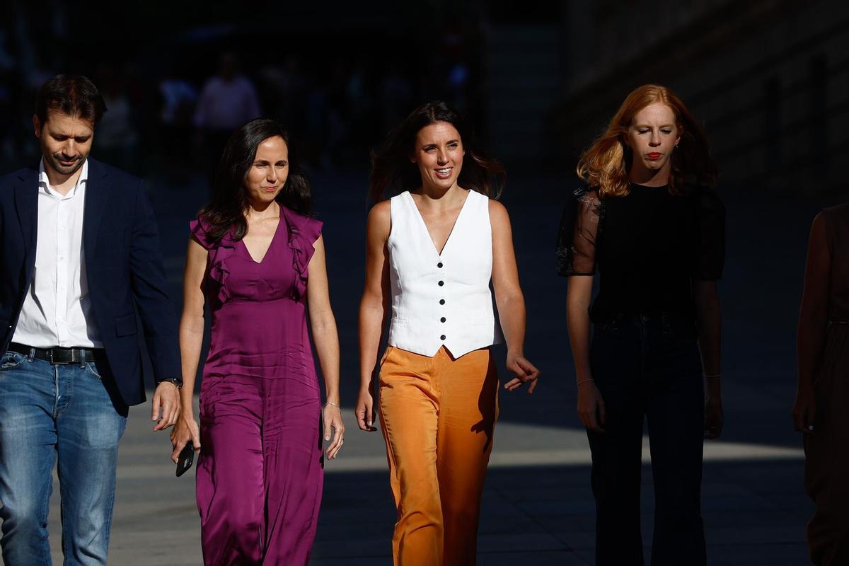 De izquierda a derecha, Javier Sánchez Serna, Ione Belarra, Irene Montero y Lilith Verstrynge.