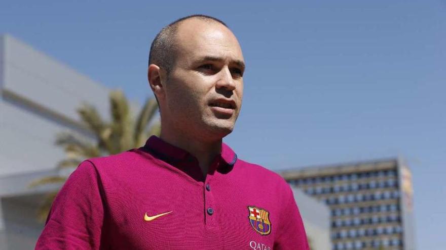 Andrés Iniesta llegando a la rueda de prensa de ayer.