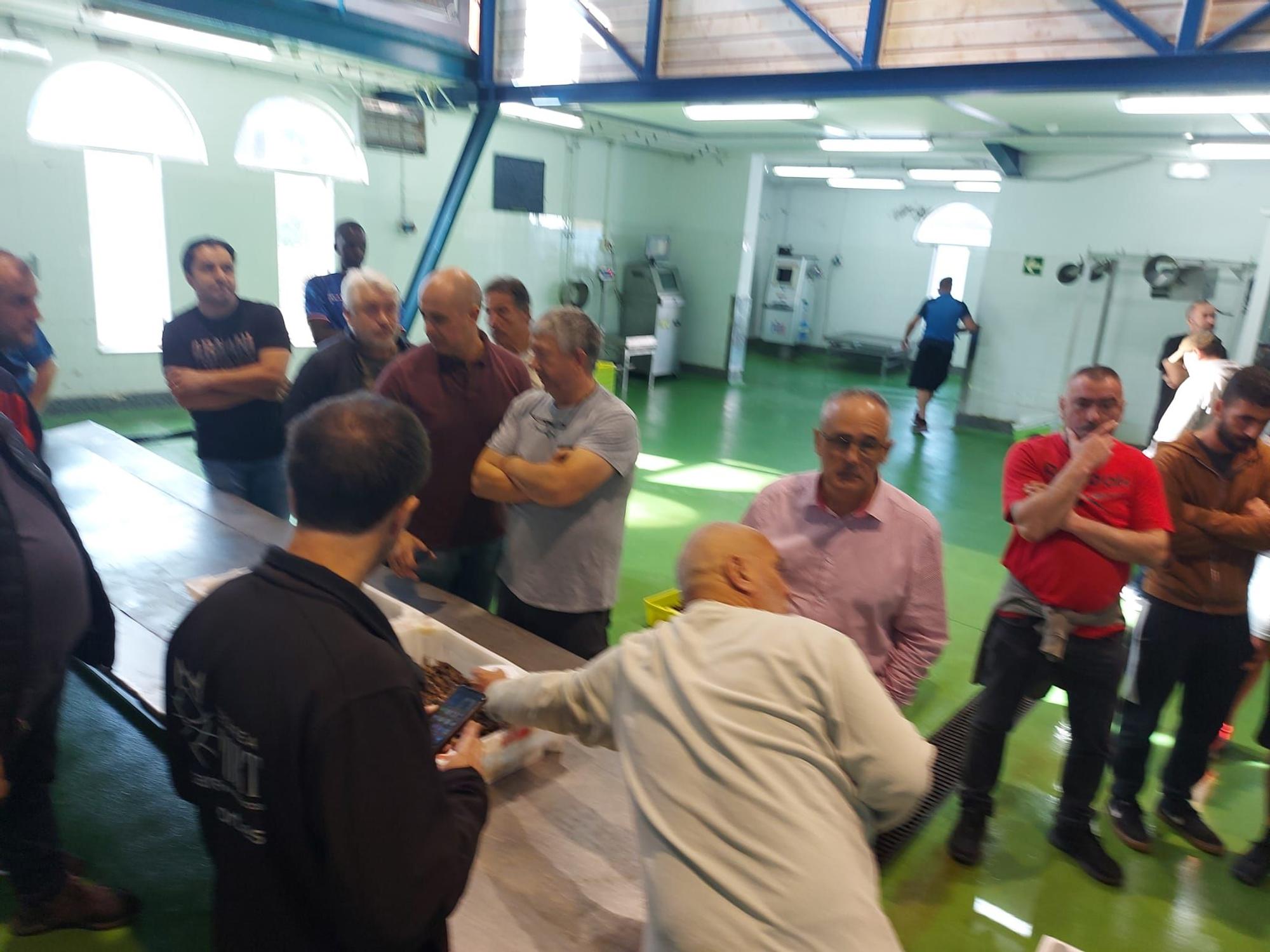 En imágenes: La primera subasta de percebe de la temporada en la rula de Puerto de Vega