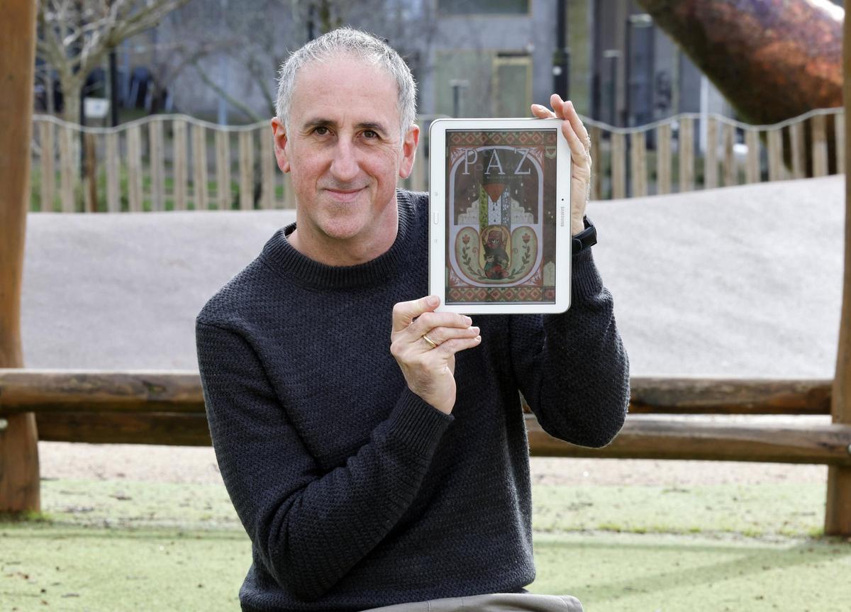 David Braña muestra la portada de la antología que impulsa y coordina.