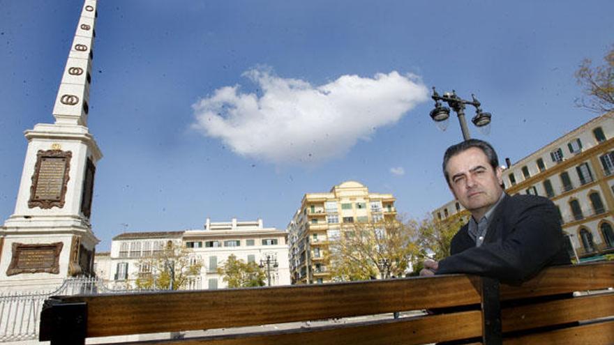 Juan Antonio Vigar, sentado en un banco de la Plaza de la Merced.