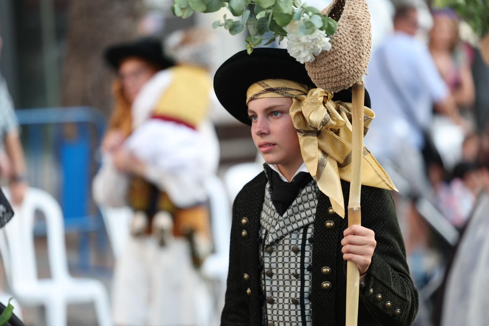 Berta y la corte completan la Ofrenda de Alicante