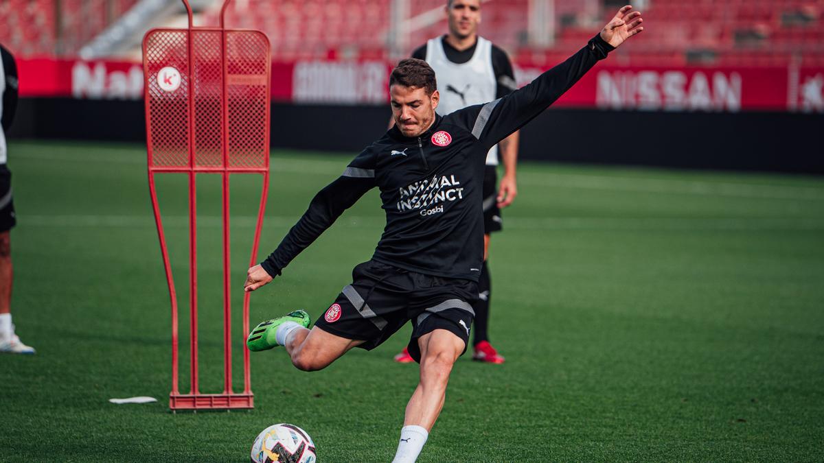 Manu Vallejo dispara a portería durante un entrenamiento del Girona.