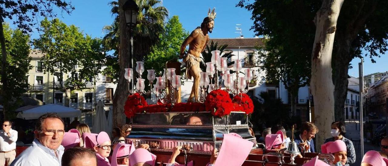 Los santeros infantiles portan a Jesús de la Columna.