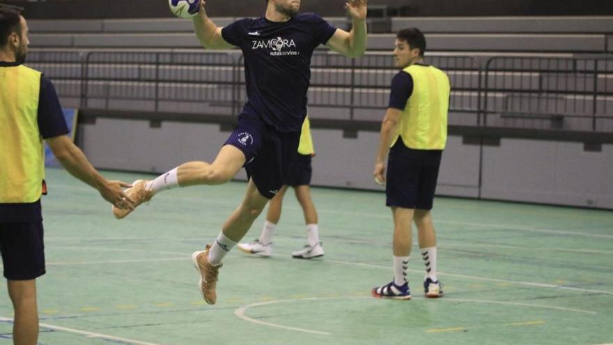 Raúl Maide sufre un esguince en su rodilla