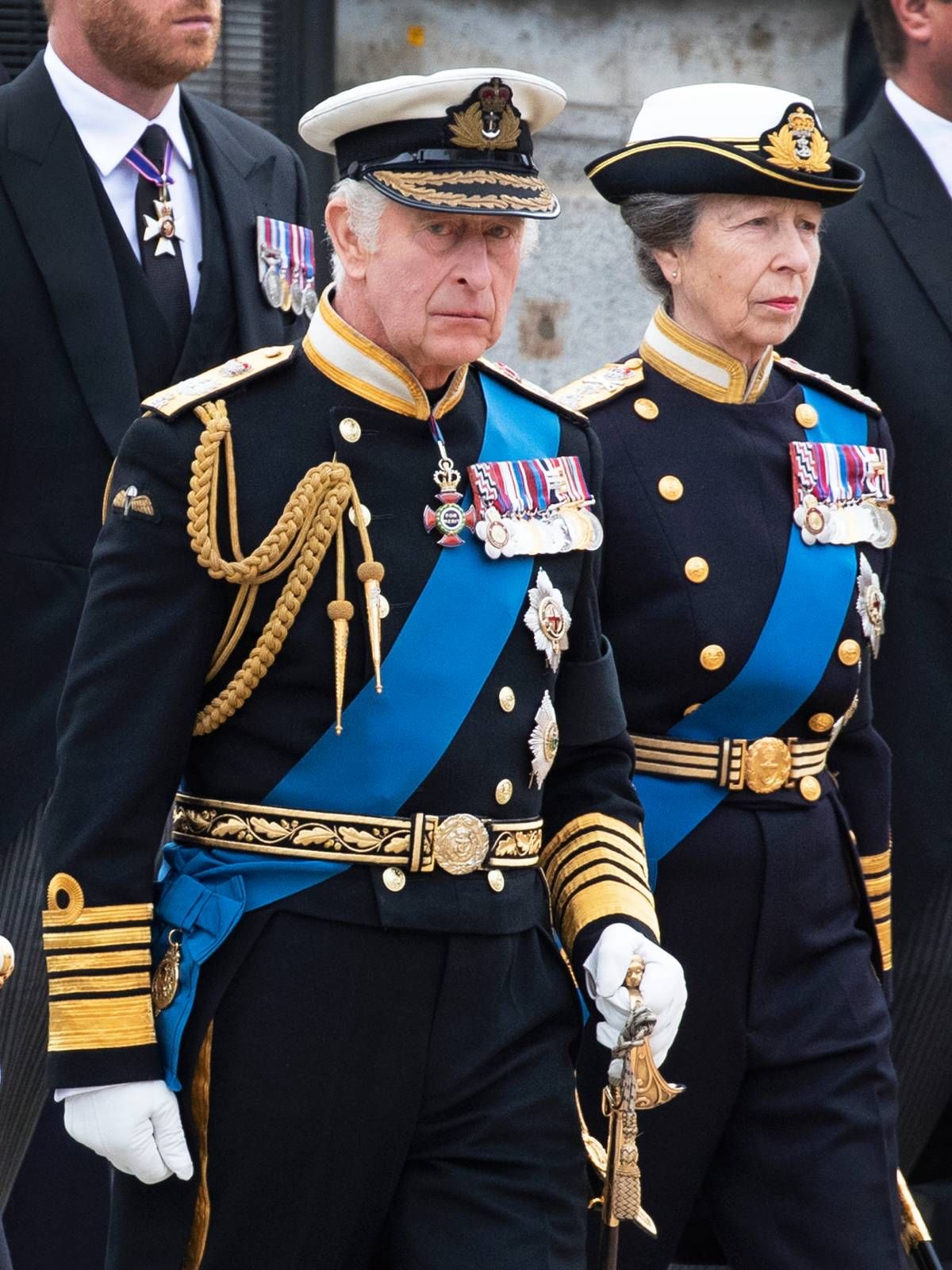 El rey Carlos III y su hermana, la princesa Ana de Inglaterra, en el funeral de estado de su madre, la reina Isabel II