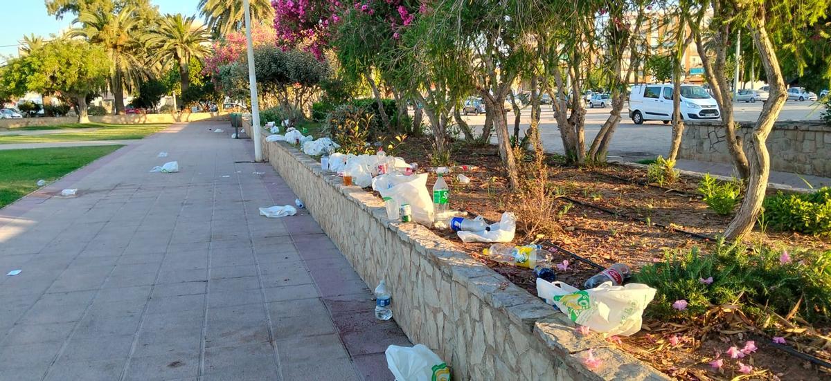 Una de las jardineras del paseo.