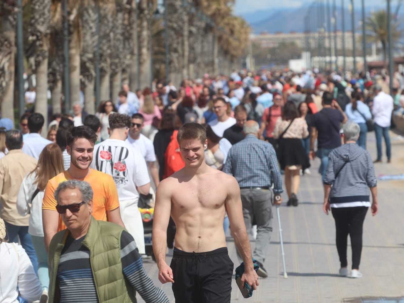 Primeros chapuzones del año en un domingo de sol y playa