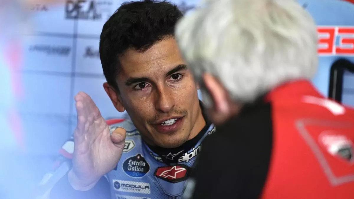 Marc Márquez charla con el ingeniero Gigi Dall'Igna, que es quien lo ha fichado para Ducati.