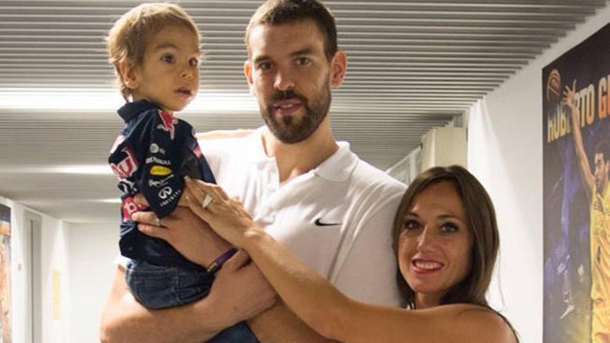 Marc Gasol sostiene a Eidher, junto a su madre, Jessica Portillo.