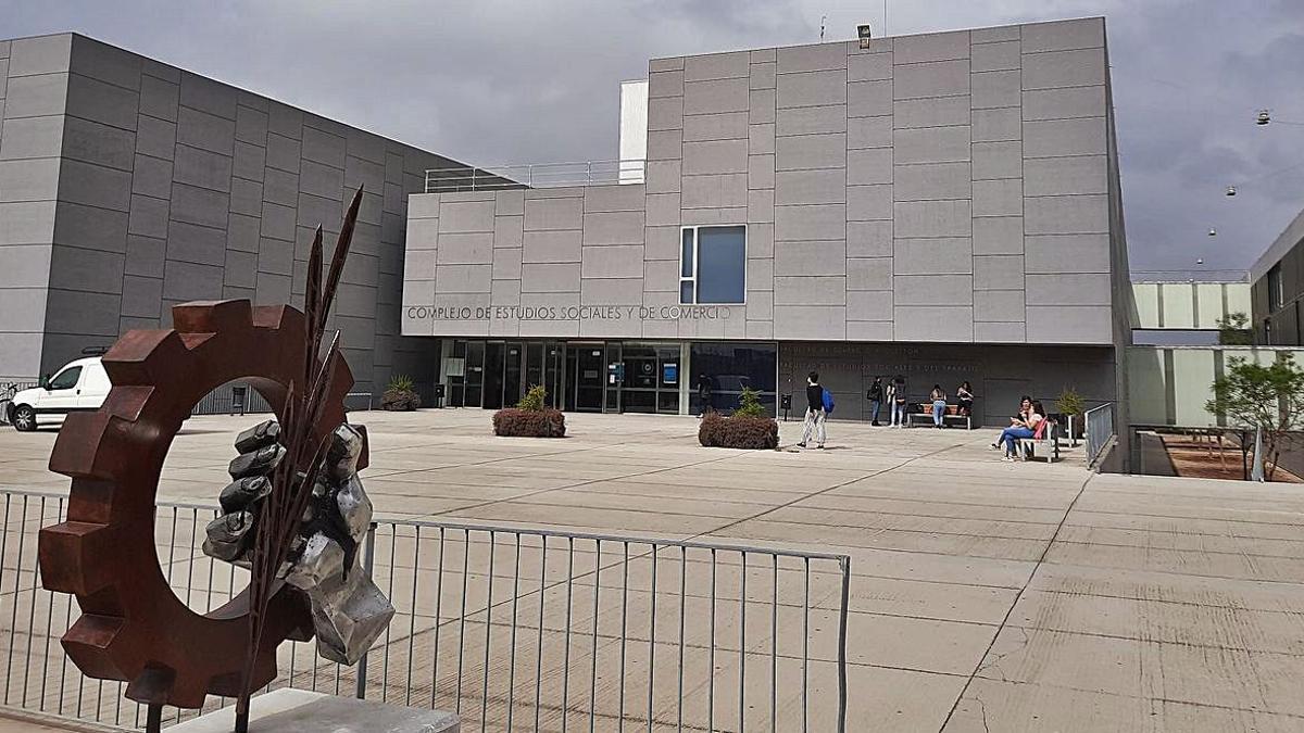 La ampliación del campus de Teatinos acoge estas instalaciones que comparten Estudios Sociales y del Trabajo y la Facultad de Comercio y Gestión.