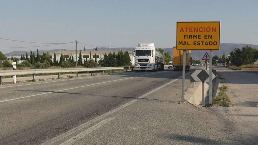 El Ayuntamiento y el PSOE de Yecla han pedido que se arregle por fin la carretera que une Yecla con la autovía A-33.