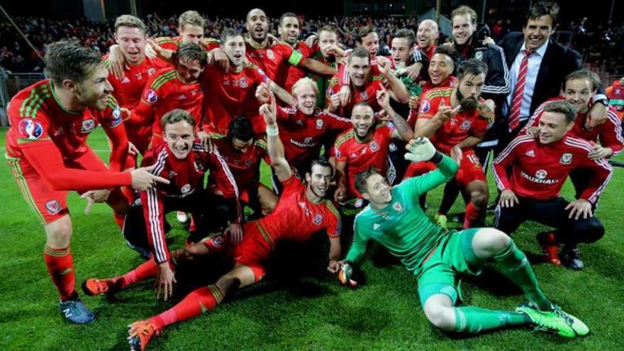 La selección galesa celebra a la conclusión del partido su clasificación para la Eurocopa. // Reuters